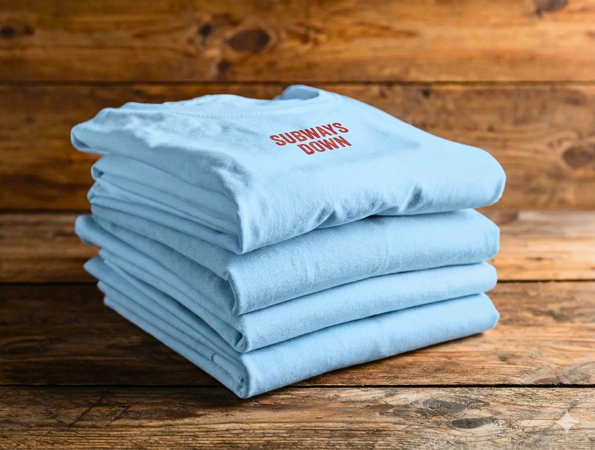 Gefaltete bedruckte T-Shirts