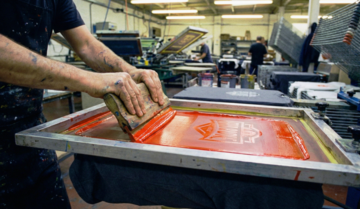 Siebdruckmaschine in Aktion